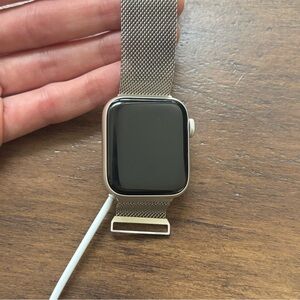 Apple Watch SE (2nd Generation) GPS Starlight 40mm Aluminum Water-Resistant